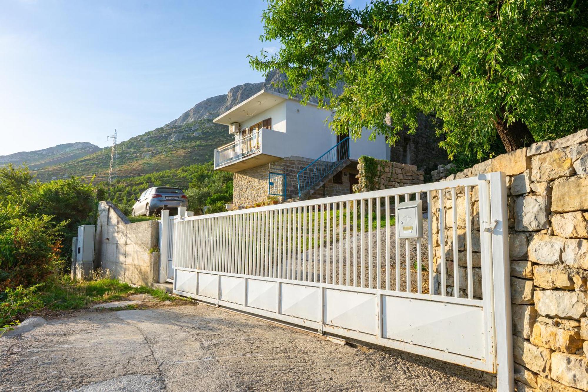 Olive Garden House In With A View & Bbq Holiday home *